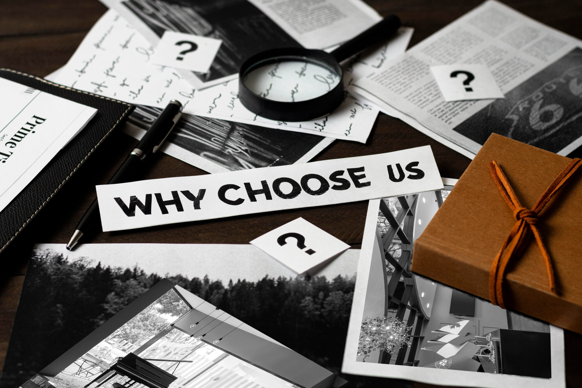 Tisch mit Büchern, Fotoportalen und dem Text "Why Choose Us"